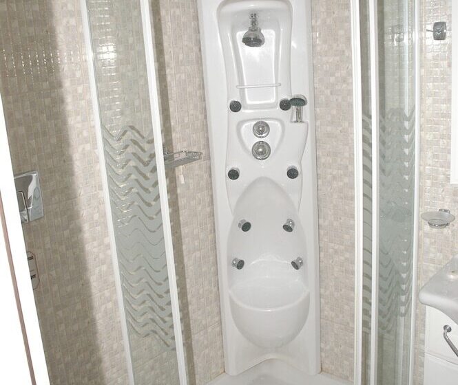 اتاق خانوادگی با چشمانداز دریا, Agnanti