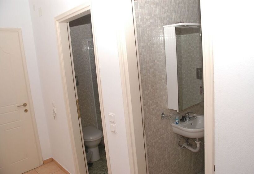 اتاق خانوادگی با چشمانداز دریا, Agnanti