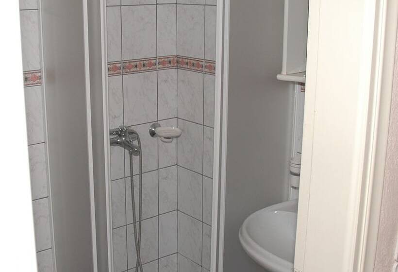 اتاق اقتصادی با چشمانداز کنار دریا, Agnanti