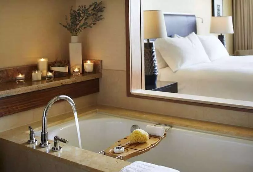اتاق لوکس با چشم‌انداز شهر, Denny Park Hotel Seattle