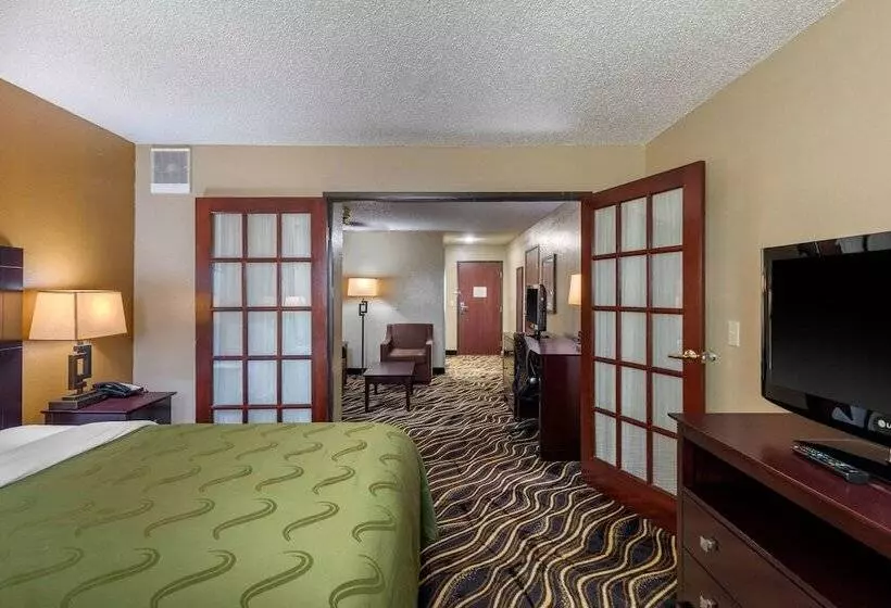 سوییت, Quality Suites Addison Dallas