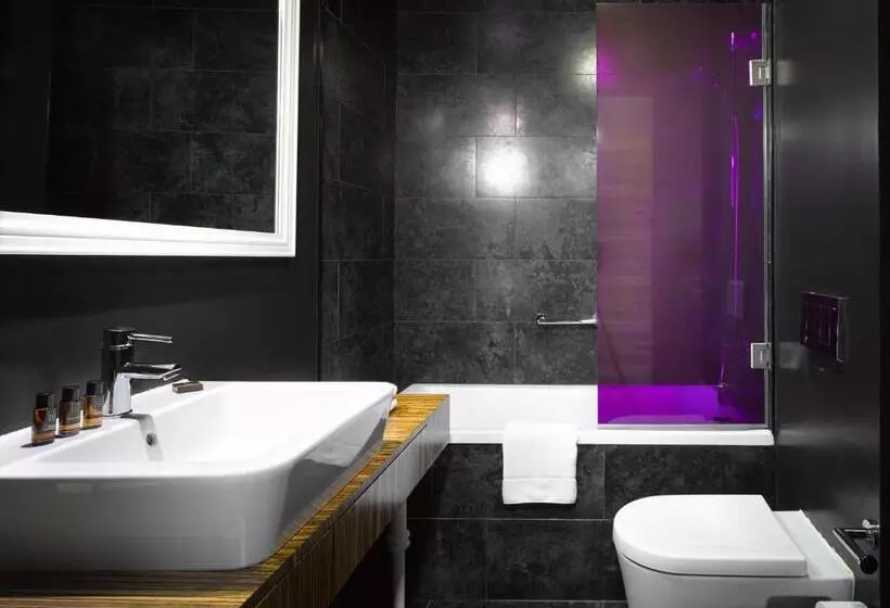 سوییت جونیور, The Icon Hotel & Lounge