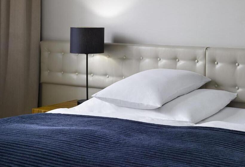 سوییت جونیور, The Icon Hotel & Lounge