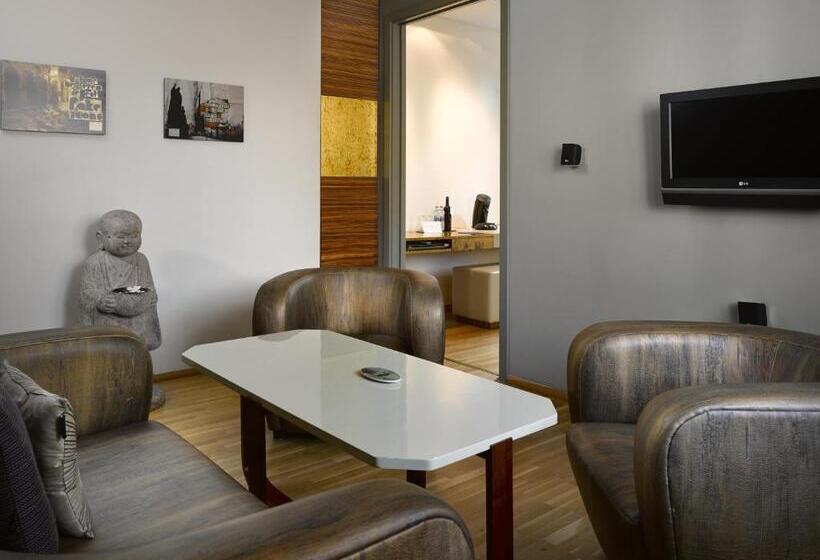 سوییت جونیور, The Icon Hotel & Lounge