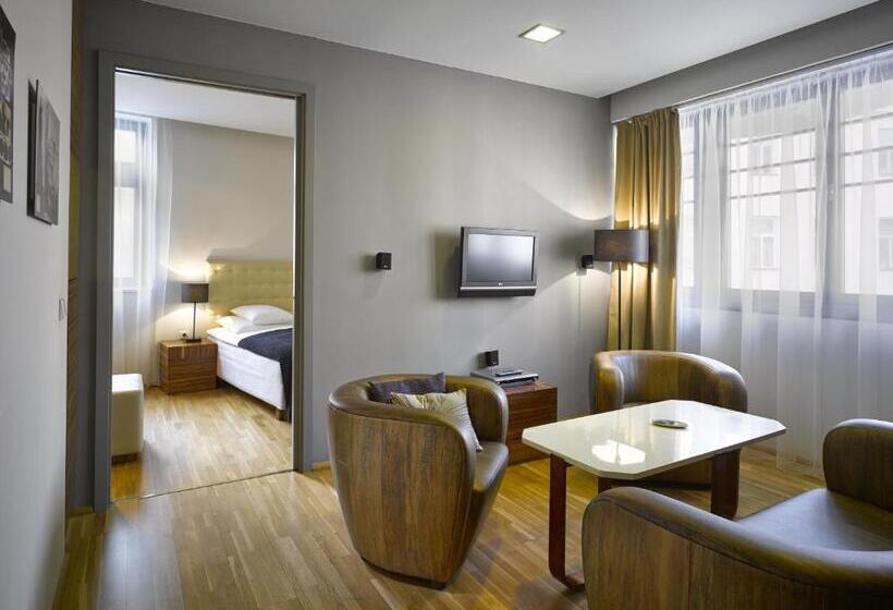 سوییت جونیور, The Icon Hotel & Lounge