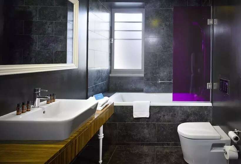 سوییت جونیور, The Icon Hotel & Lounge