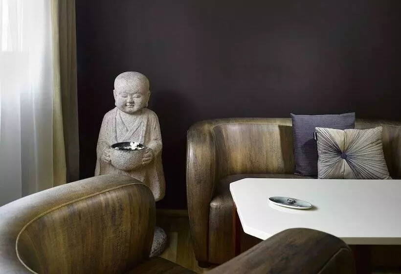 سوییت جونیور, The Icon Hotel & Lounge