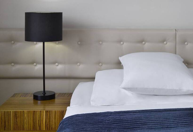 سوییت جونیور, The Icon Hotel & Lounge