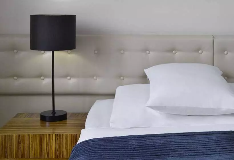 سوییت جونیور, The Icon Hotel & Lounge