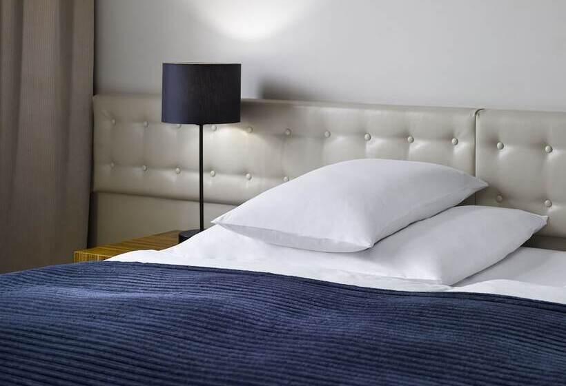 سوییت جونیور, The Icon Hotel & Lounge