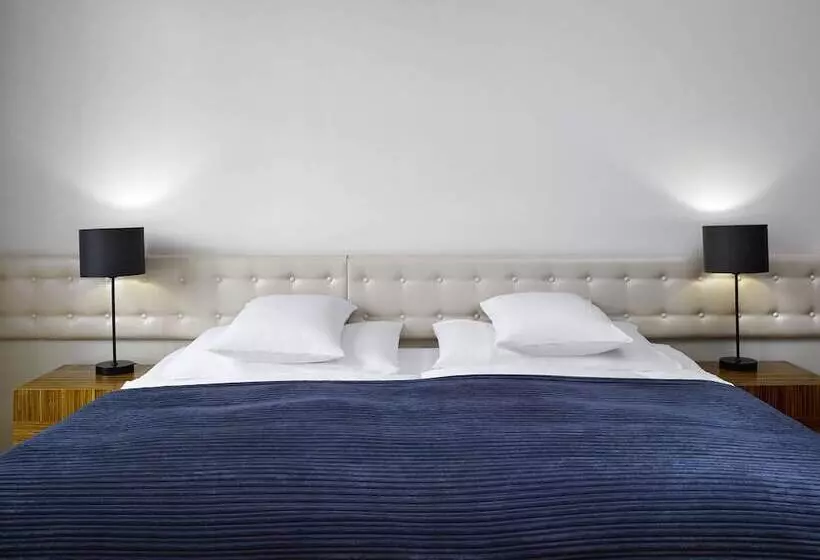 سوییت جونیور, The Icon Hotel & Lounge