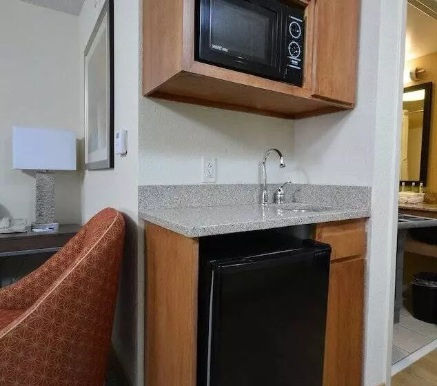 スイート, Holiday Inn Express Hotel & Suites High Point South, An Ihg