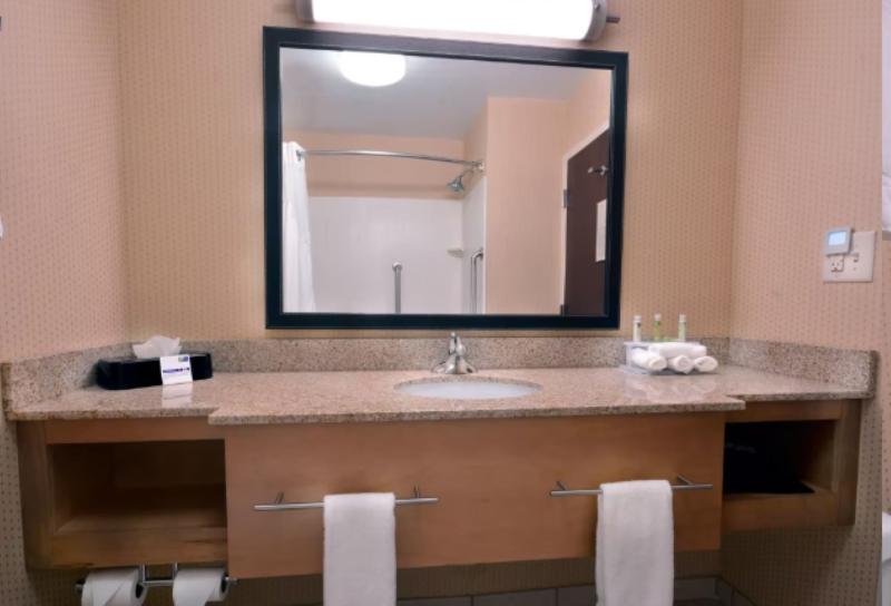 سوئیت برای معلولان, Holiday Inn Express Hotel & Suites High Point South, An Ihg