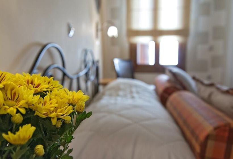 غرفة قياسية بالطابق الأرضى, Ionas Boutique