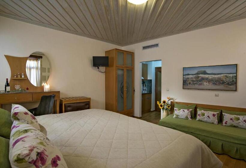 جناح جونيور, Ionas Boutique