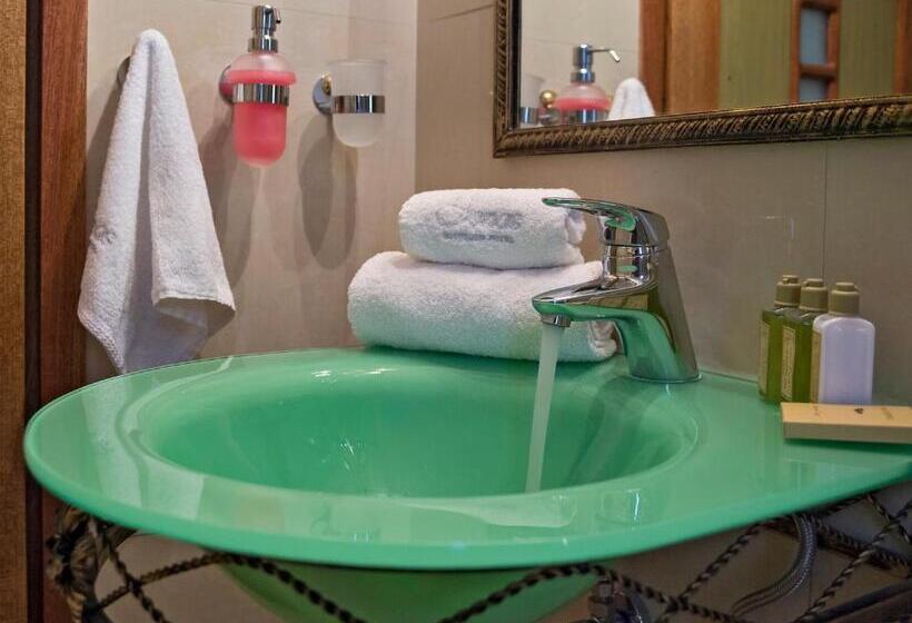 جناح جونيور, Ionas Boutique