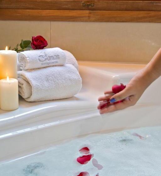 جناح مزود بجاكوزى, Ionas Boutique