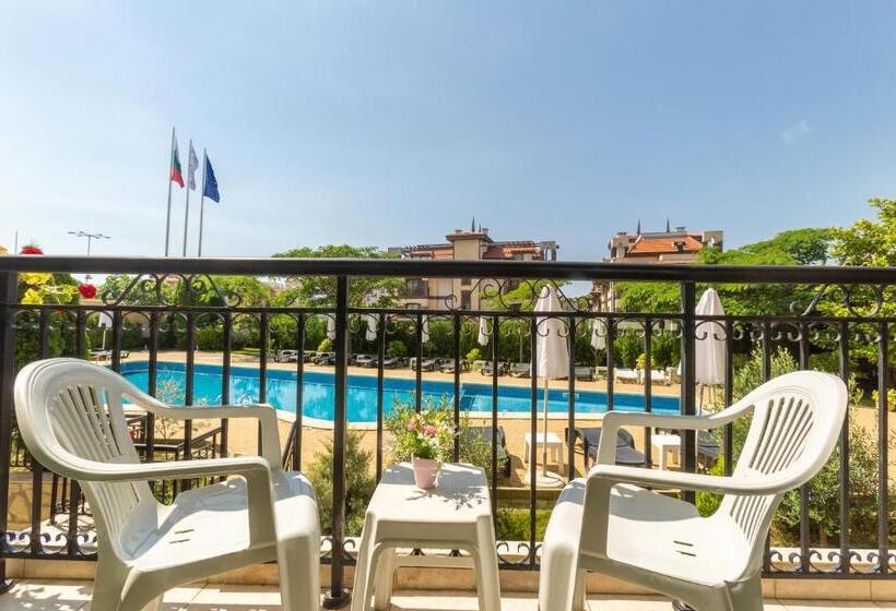 חדר סטנדרט לשלושה עם מרפסת, Julia