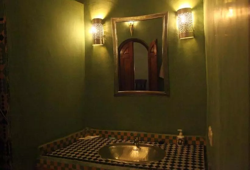 اتاق استاندارد سه نفره, Kasbah Azalay