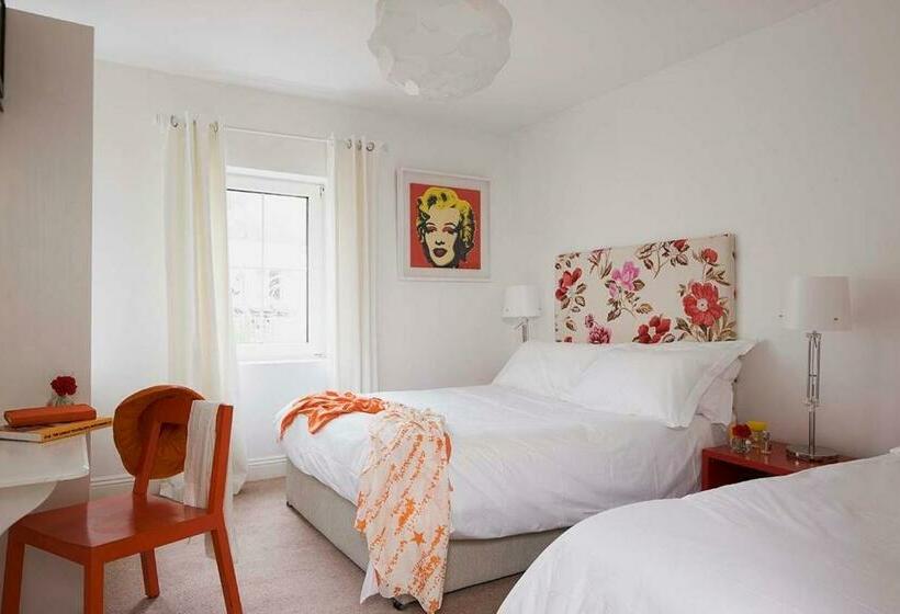 Семейный Номер, The Strand Inn