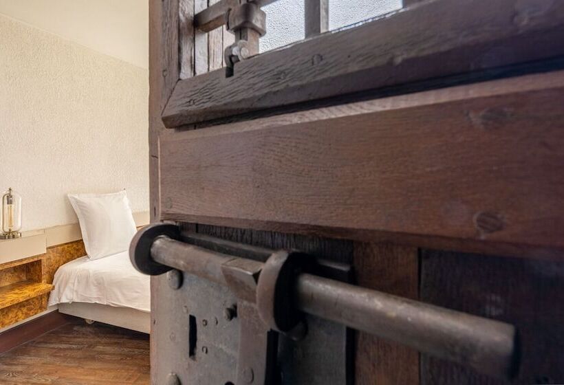 غرفة قياسية ثلاثية, Aux Prisons De Montagny