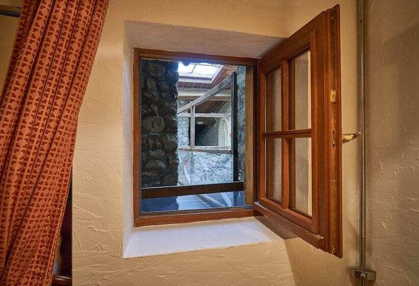 غرفة قياسية ثلاثية, Aux Prisons De Montagny