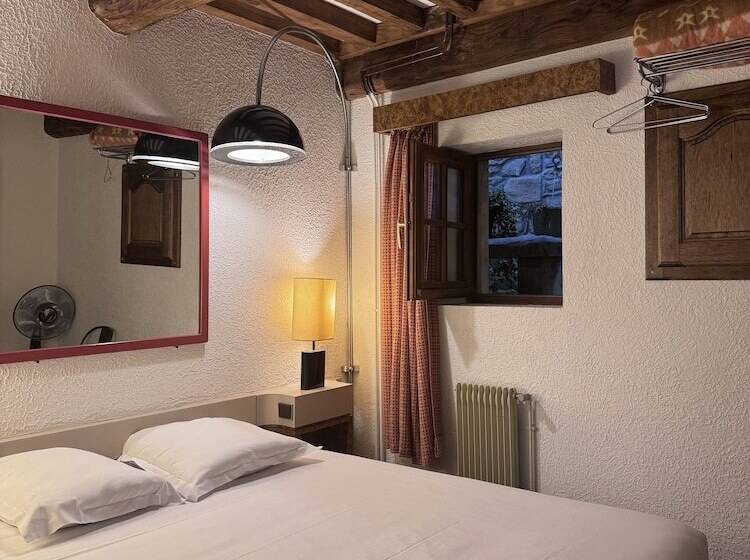 غرفة قياسية ثلاثية, Aux Prisons De Montagny