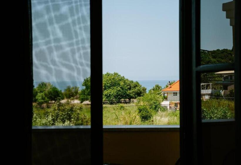 オーシャンビュースタンダードルーム, Karavostasi Beach