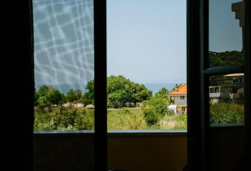 اتاق استاندارد با چشم‌انداز دریا, Karavostasi Beach