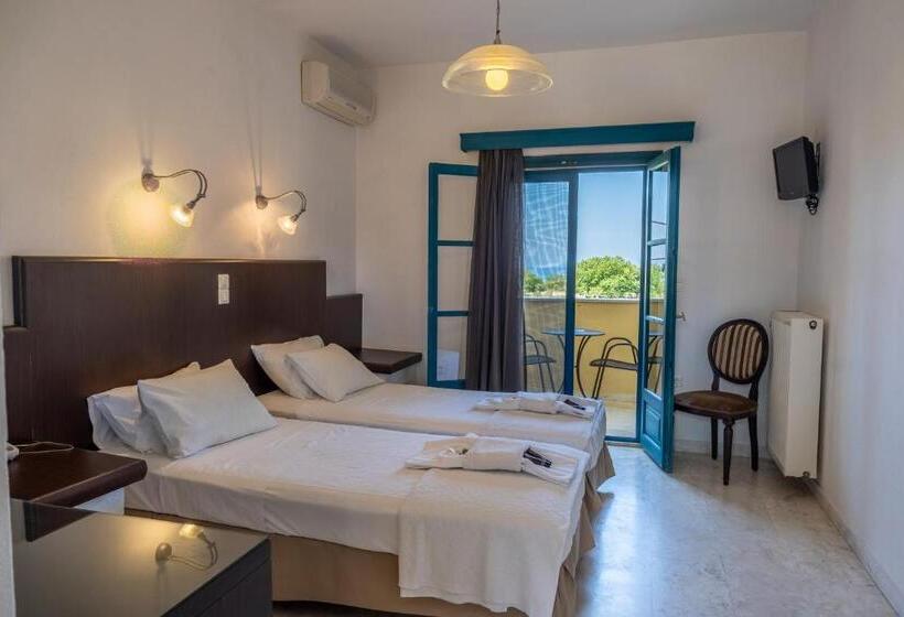 オーシャンビュースタンダードルーム, Karavostasi Beach