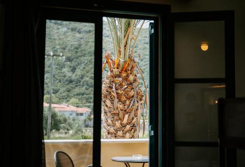 サイドオーシャンビュースタンダードルーム, Karavostasi Beach