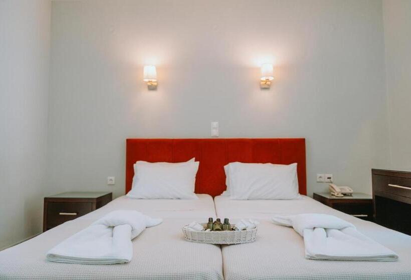 ガーデンビューファミリールーム, Karavostasi Beach