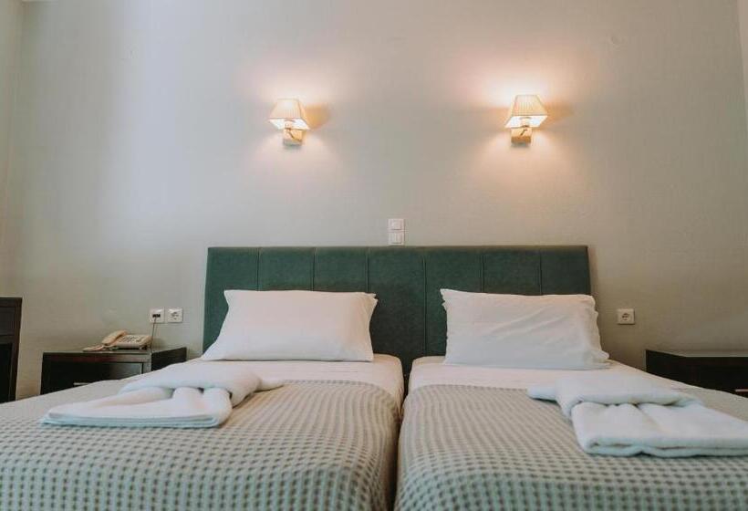 ガーデンビューファミリールーム, Karavostasi Beach