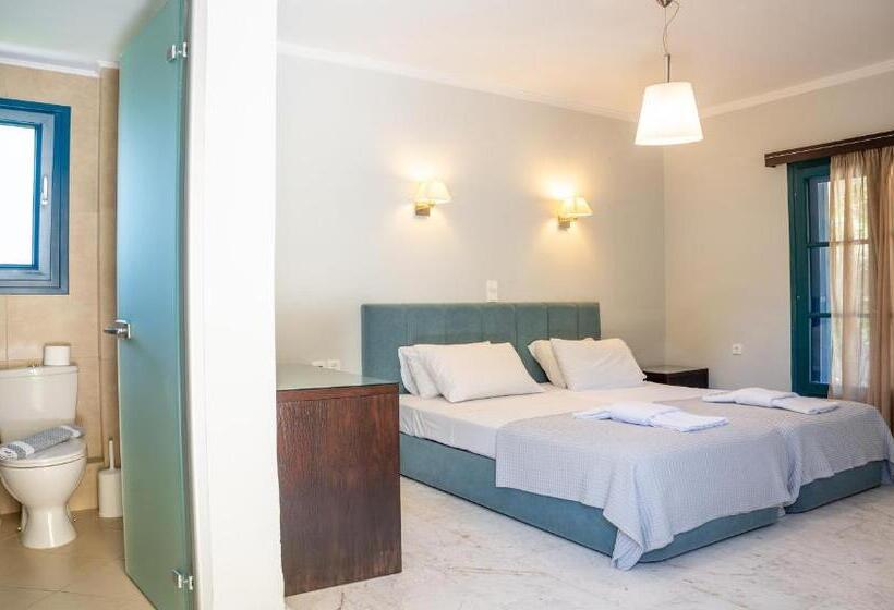 ガーデンビューファミリールーム, Karavostasi Beach