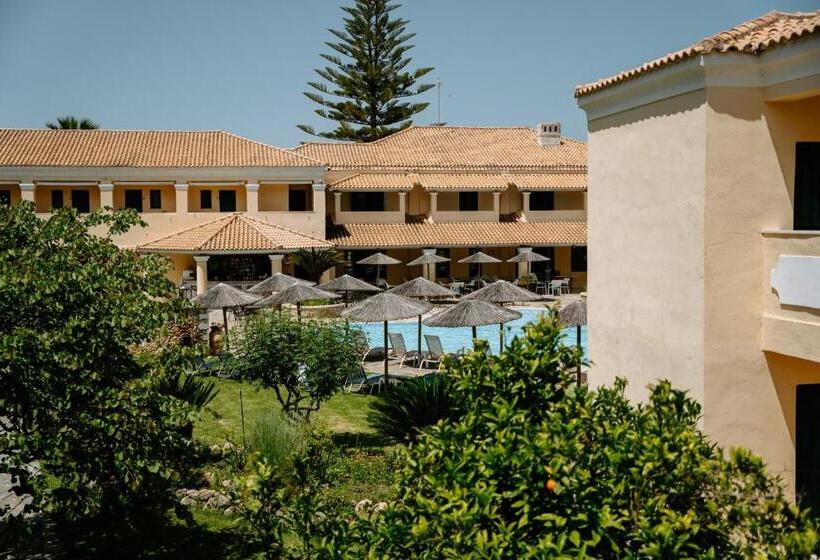 ガーデンビュースタンダードルーム, Karavostasi Beach