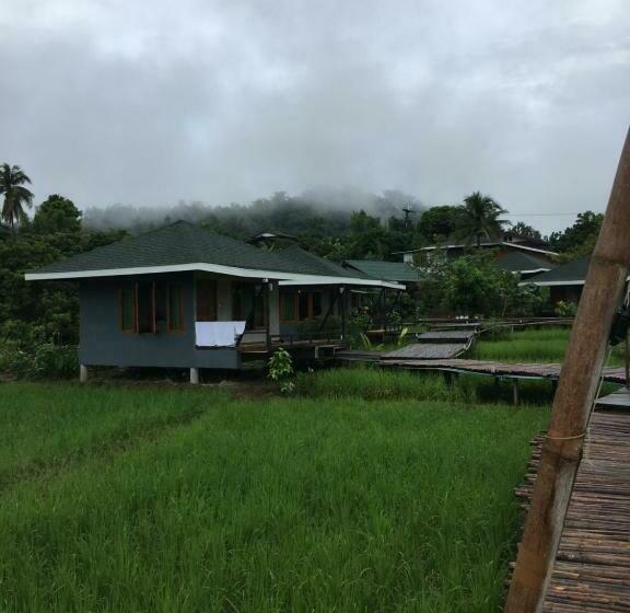 غرفة قياسية ثلاثية, Nok Chan Mee Na