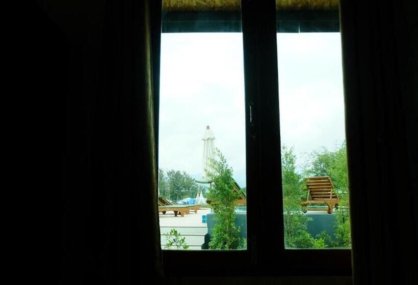 غرفة عائلية, Nok Chan Mee Na