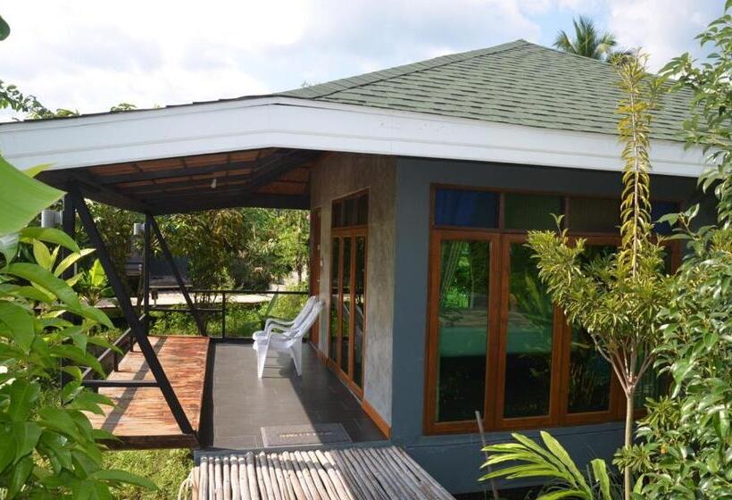 غرفة قياسية ثلاثية, Nok Chan Mee Na