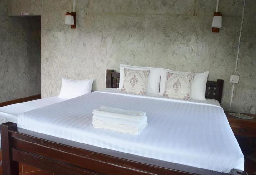 غرفة قياسية ثلاثية, Nok Chan Mee Na