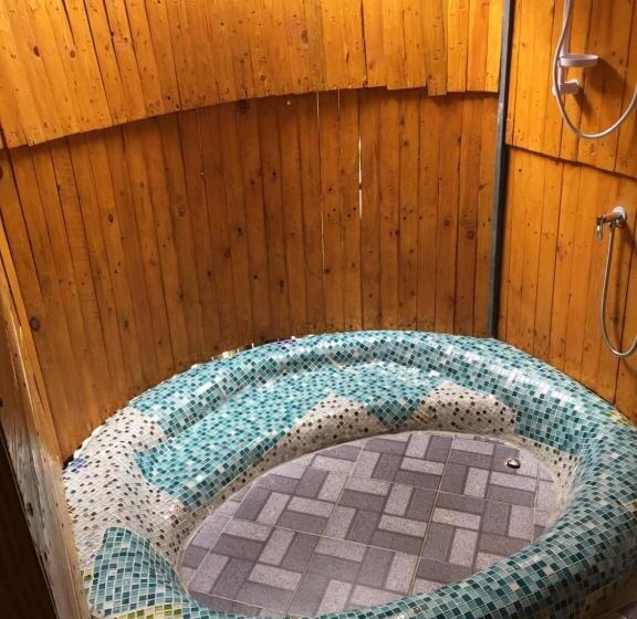 بنجلو قياسى مطلّ علي الحديقة, Nok Chan Mee Na