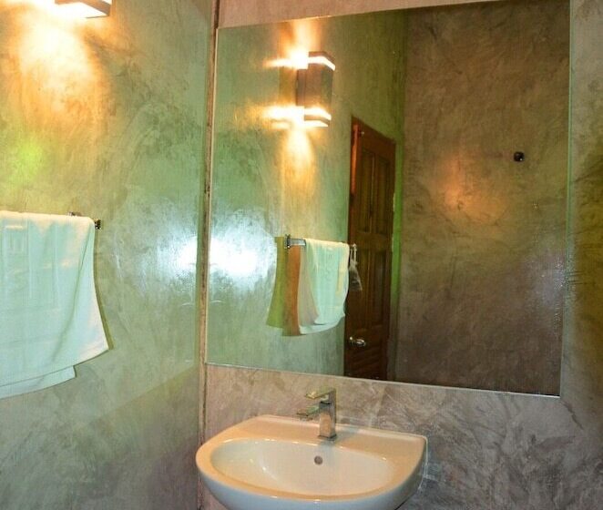 غرفة قياسية ثلاثية, Nok Chan Mee Na