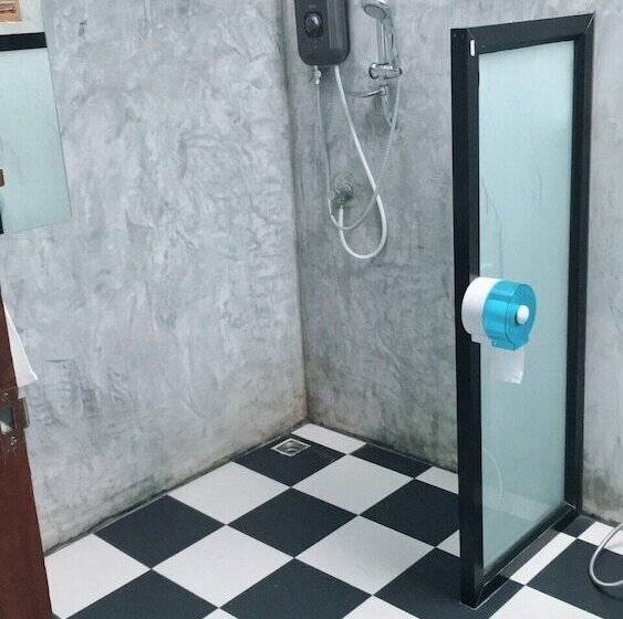 غرفة قياسية ثلاثية, Nok Chan Mee Na