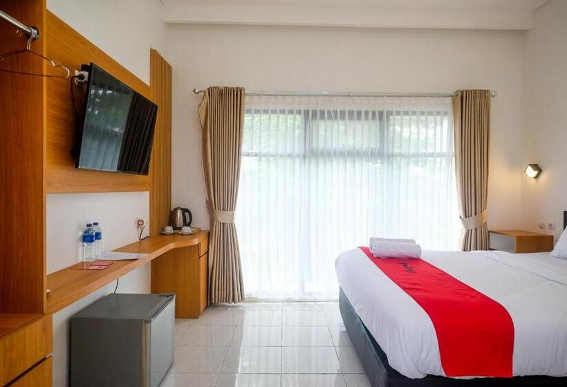 Номер Deluxe, Reddoorz Near Ambarrukmo Area