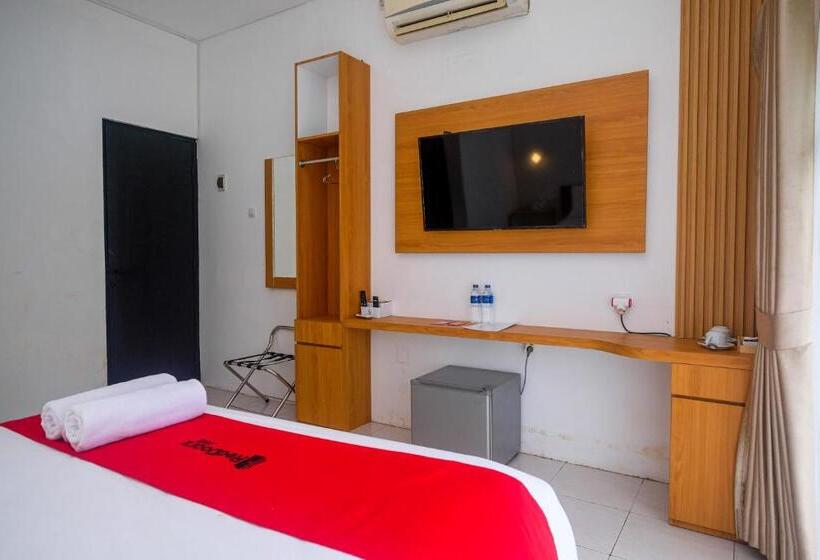 Номер Deluxe, Reddoorz Near Ambarrukmo Area