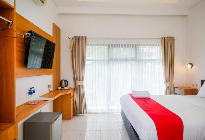 Номер Deluxe, Reddoorz Near Ambarrukmo Area