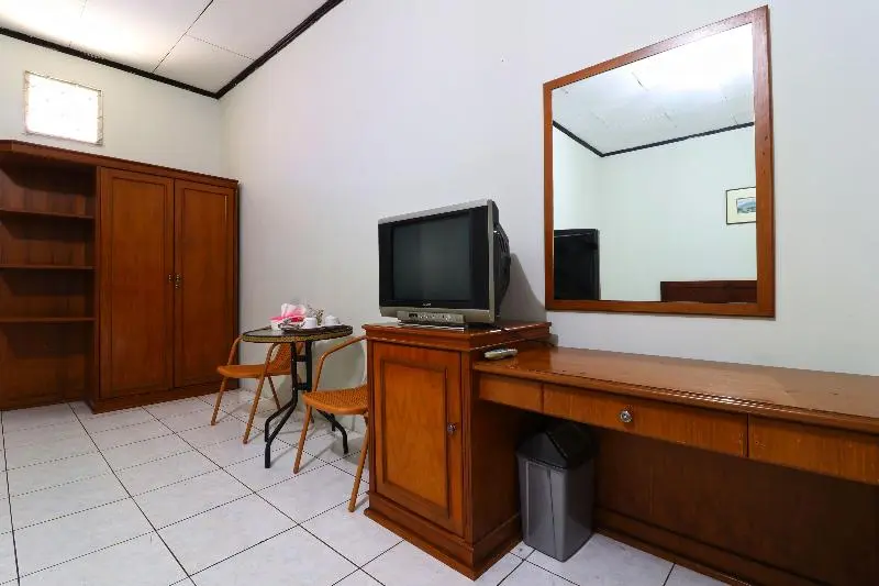 Deluxe Room, Citere Ii