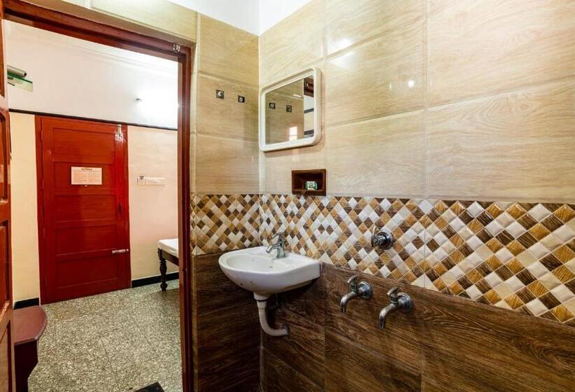 Standart Oda, Anadiyil Leelakrishna Inn