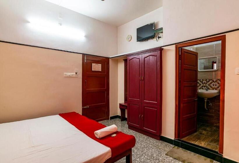 Delüks Oda, Anadiyil Leelakrishna Inn