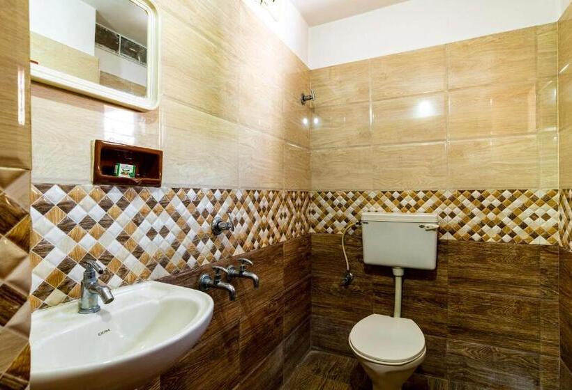 Delüks Oda, Anadiyil Leelakrishna Inn