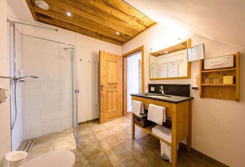 Family Suite, Hoamat
